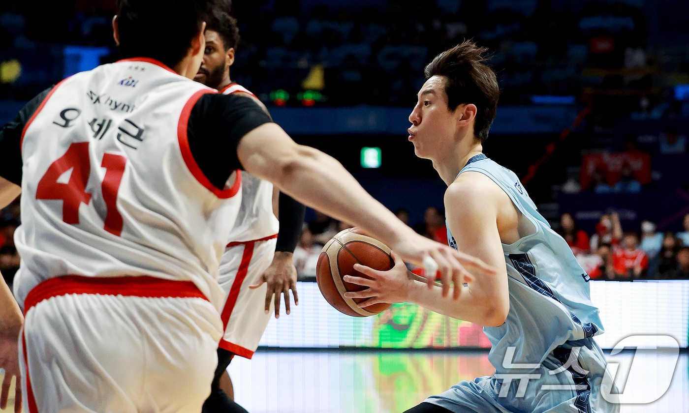 (고양=뉴스1) 이호윤 기자 = 16일 경기 고양시 일산서구 고양소노아레나에서 열린 '2025~2026시즌 LG전자 프로농구 6강 플레이오프 3차전' 고양 소노 스카이거너스와 서울 …