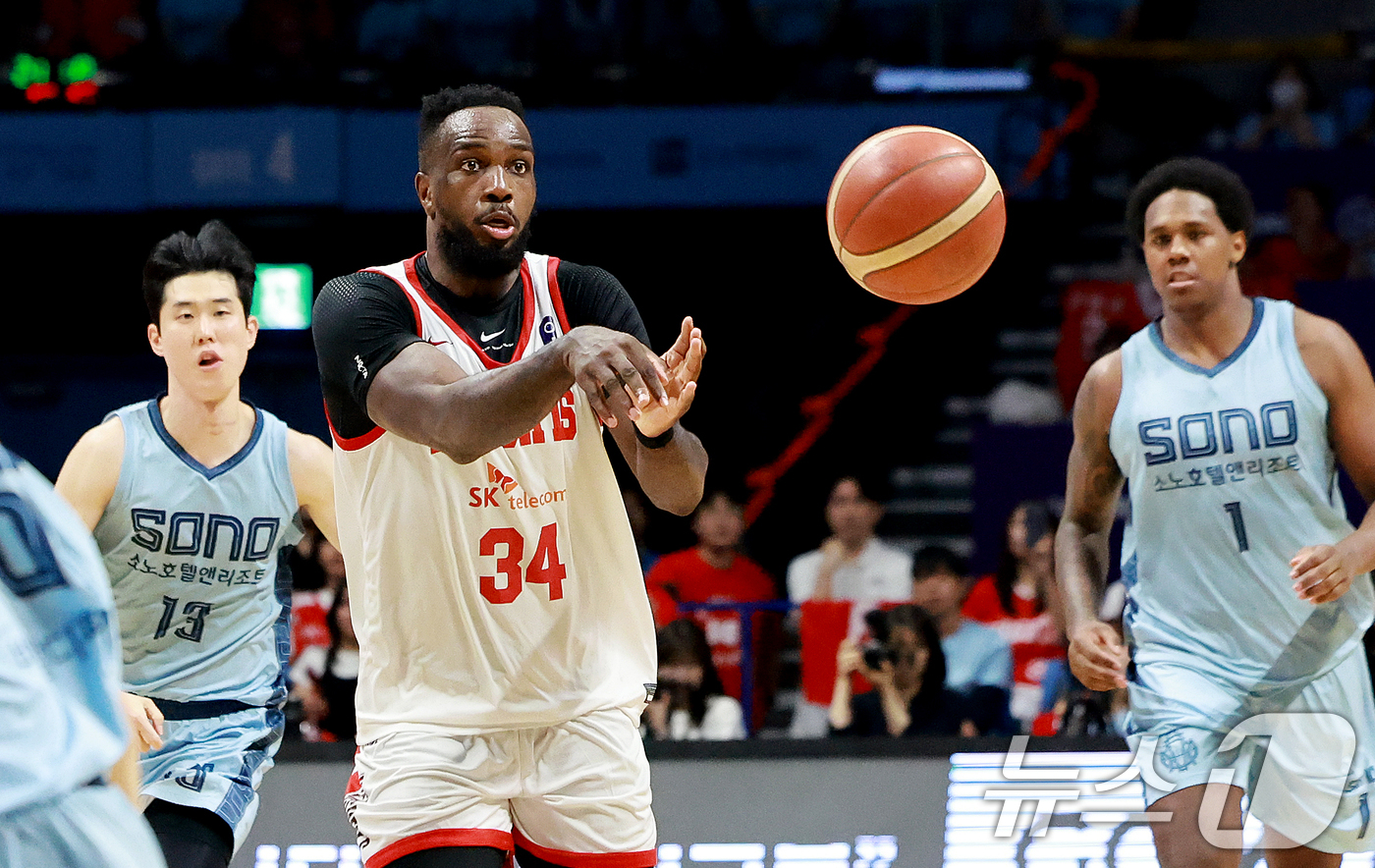 (고양=뉴스1) 이호윤 기자 = 16일 경기 고양시 일산서구 고양소노아레나에서 열린 '2025~2026시즌 LG전자 프로농구 6강 플레이오프 3차전' 고양 소노 스카이거너스와 서울 …