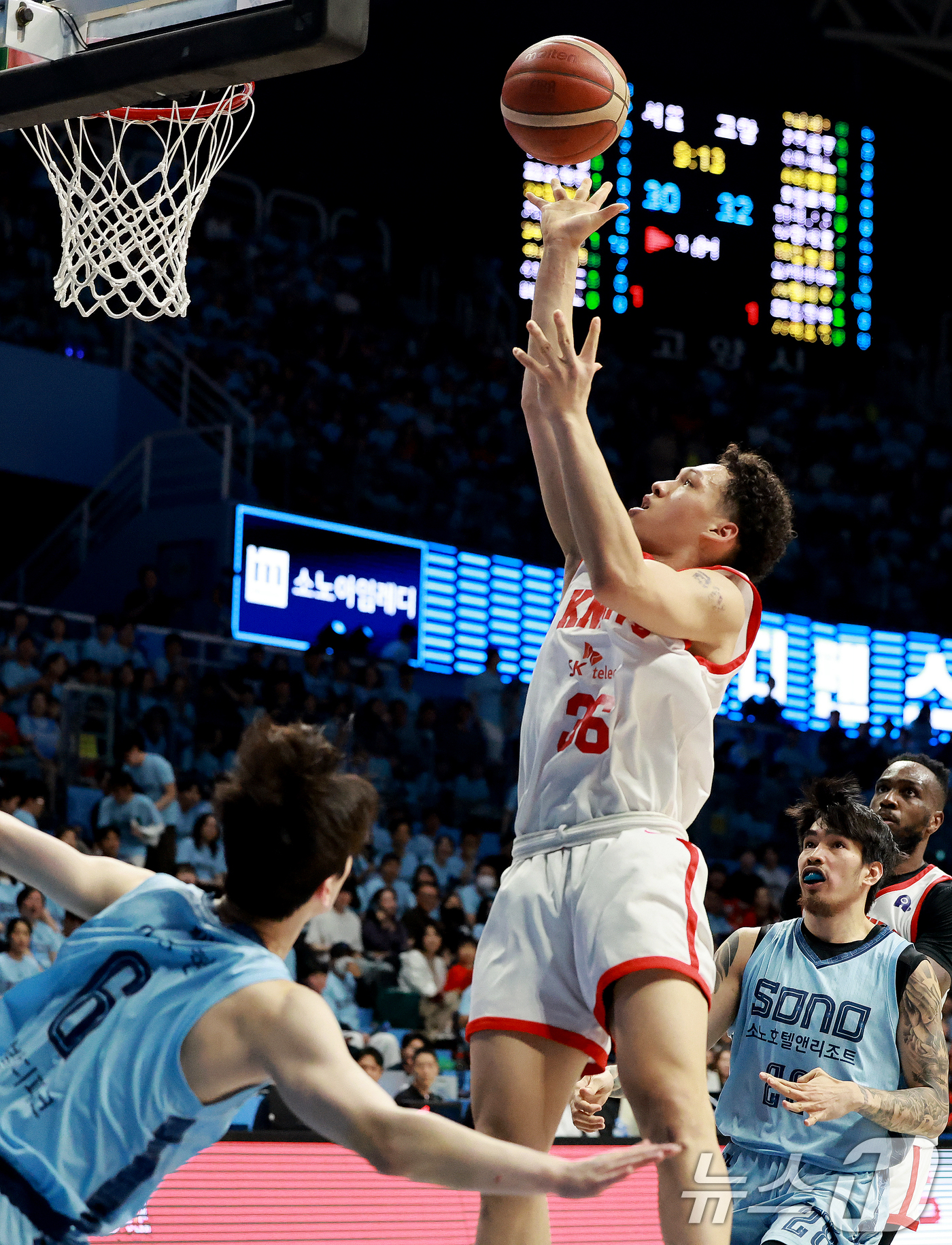 (고양=뉴스1) 이호윤 기자 = 16일 경기 고양시 일산서구 고양소노아레나에서 열린 '2025~2026시즌 LG전자 프로농구 6강 플레이오프 3차전' 고양 소노 스카이거너스와 서울 …