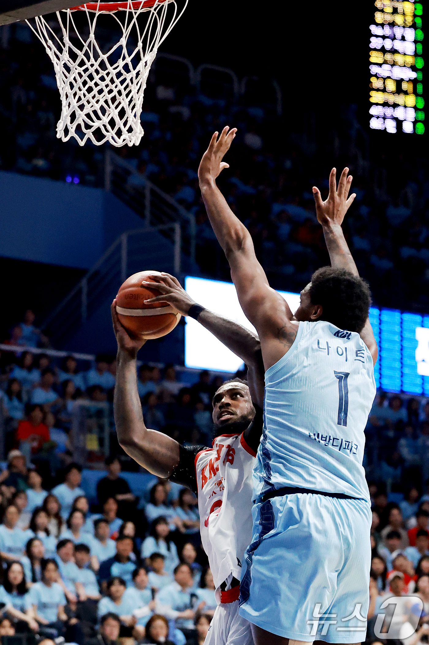 (고양=뉴스1) 이호윤 기자 = 16일 경기 고양시 일산서구 고양소노아레나에서 열린 '2025~2026시즌 LG전자 프로농구 6강 플레이오프 3차전' 고양 소노 스카이거너스와 서울 …