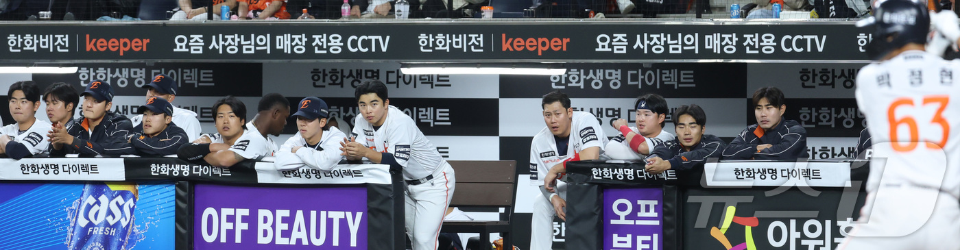 (대전=뉴스1) 김기남 기자 = 16일 대전 한화생명볼파크에서 열린 2026 신한 SOL KBO리그 삼성 라이온즈와 한화 이글스의 경기에서 연패에 빠진 한화 선수들이 경기를 지켜보 …