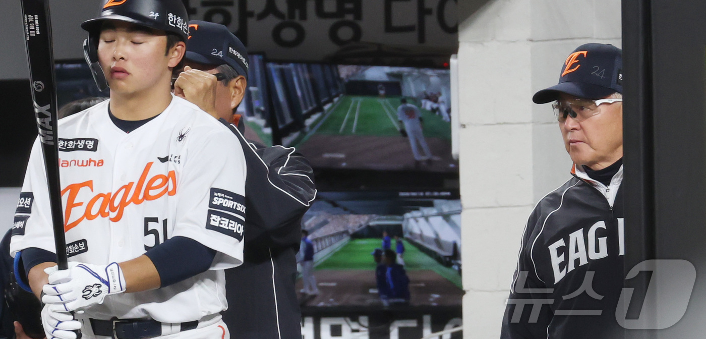 (대전=뉴스1) 김기남 기자 = 16일 대전 한화생명볼파크에서 열린 2026 신한 SOL KBO리그 삼성 라이온즈와 한화 이글스의 경기에서 한화 김경문 감독이 연패를 이어가며 문현 …