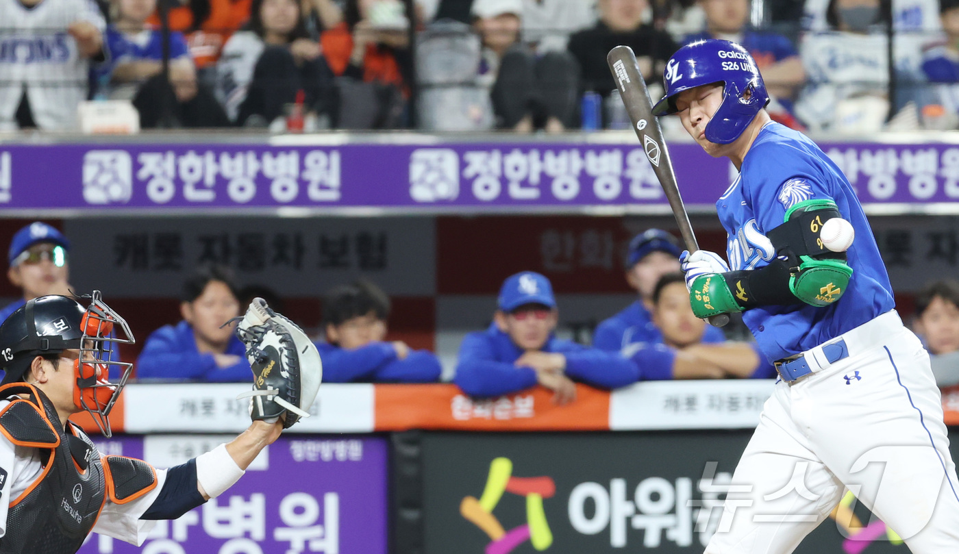 (대전=뉴스1) 김기남 기자 = 16일 대전 한화생명볼파크에서 열린 2026 신한 SOL KBO리그 삼성 라이온즈와 한화 이글스의 경기에서 삼성 전병우가 7회초 한화 이민우 투수가 …