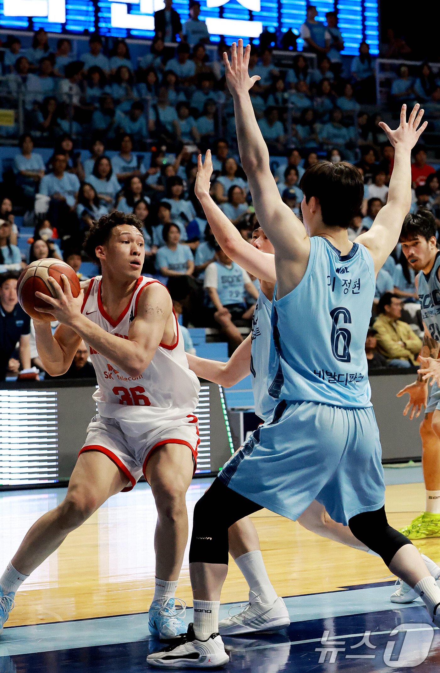 본문 이미지 - 16일 경기 고양시 일산서구 고양소노아레나에서 열린 '2025~2026시즌 LG전자 프로농구 6강 플레이오프 3차전' 고양 소노 스카이거너스와 서울 SK 나이츠의 경기, 3쿼터 서울 SK 에디 다니엘이 고양 소노 이정현에게 마크 당하고 있다. 2026.4.16 ⓒ 뉴스1 이호윤 기자