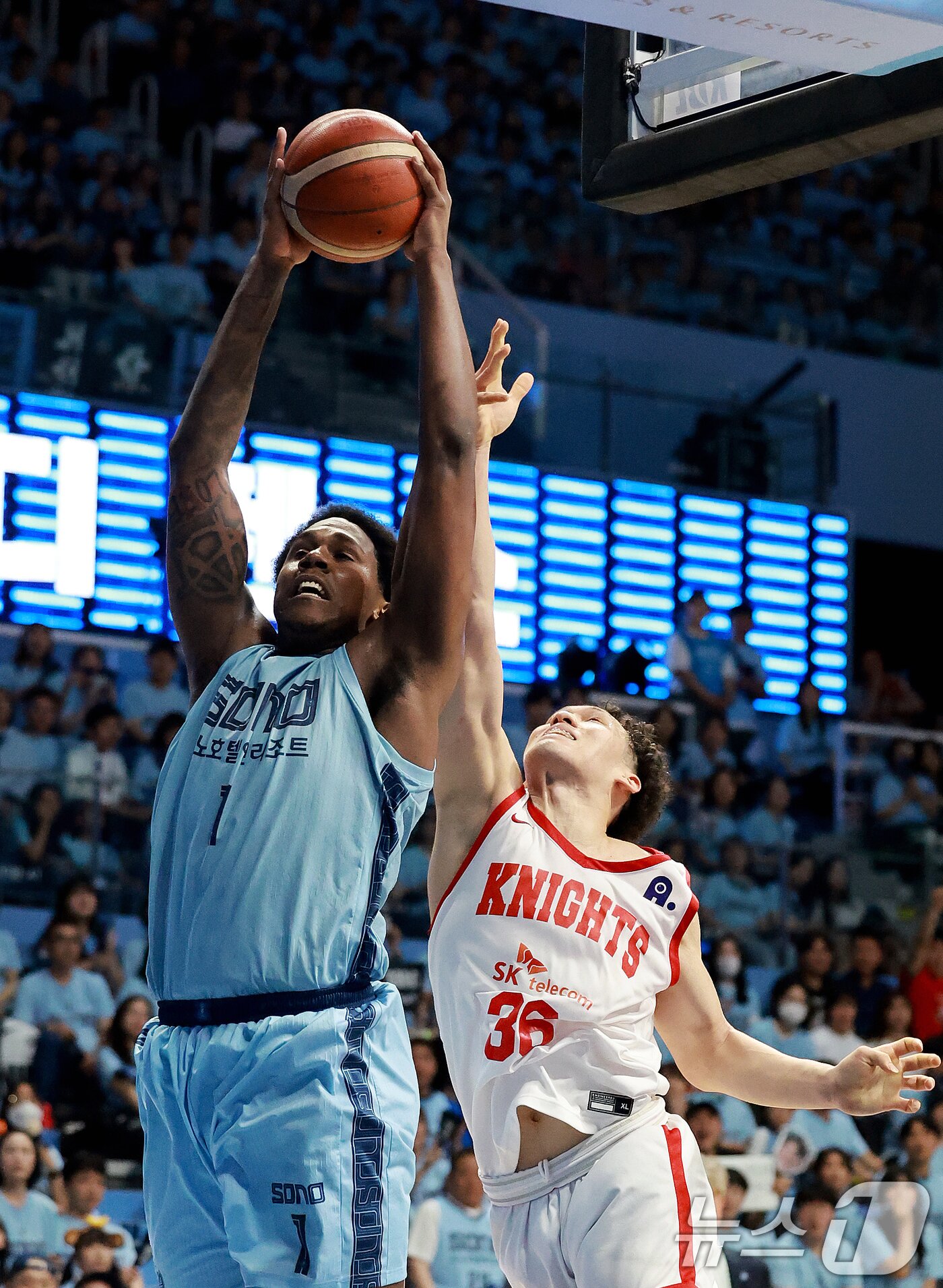 본문 이미지 - 16일 경기 고양시 일산서구 고양소노아레나에서 열린 '2025~2026시즌 LG전자 프로농구 6강 플레이오프 3차전' 고양 소노 스카이거너스와 서울 SK 나이츠의 경기, 3쿼터 고양 소노 네이던 나이트가 서울 SK 에디 다니엘을 제치고 리바운드에 성공하고 있다. 2026.4.16 ⓒ 뉴스1 이호윤 기자