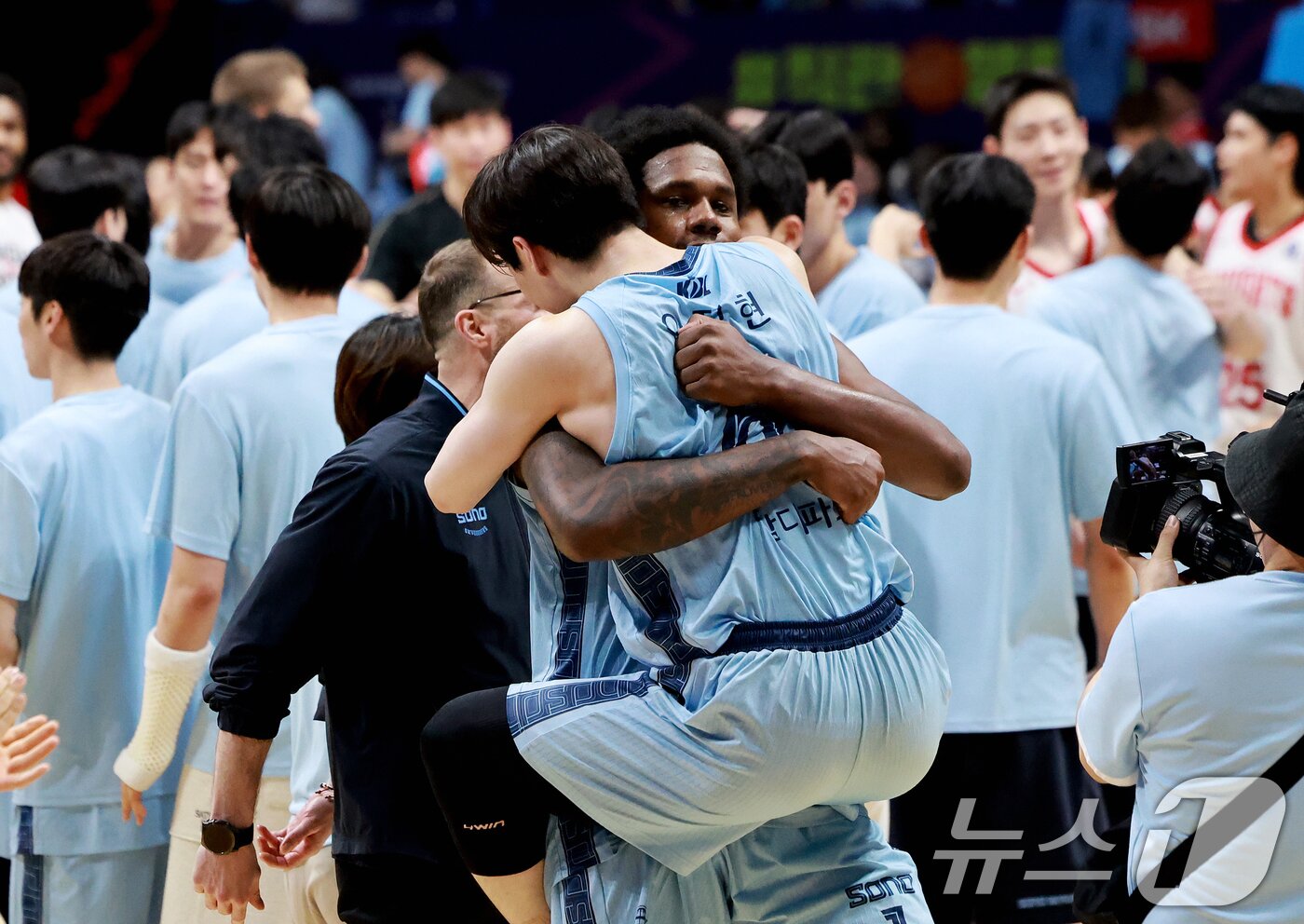 본문 이미지 - 16일 경기 고양시 일산서구 고양소노아레나에서 열린 '2025~2026시즌 LG전자 프로농구 6강 플레이오프 3차전' 고양 소노 스카이거너스와 서울 SK 나이츠의 경기, 3쿼터 고양 소노 임동섭이 레이업을 시도하고 있다. 2026.4.16 ⓒ 뉴스1 이호윤 기자