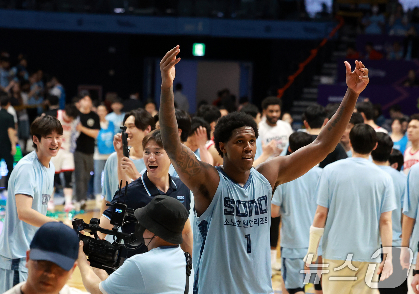 (고양=뉴스1) 이호윤 기자 = 소노 스카이거너스 선수들이 경기 고양시 일산서구 고양소노아레나에서 열린 '2025~2026시즌 LG전자 프로농구 6강 플레이오프 3차전' 서울 SK …
