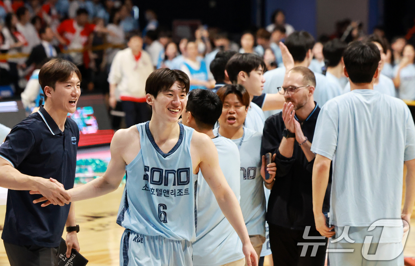 (고양=뉴스1) 이호윤 기자 = 소노 스카이거너스 선수들이 경기 고양시 일산서구 고양소노아레나에서 열린 '2025~2026시즌 LG전자 프로농구 6강 플레이오프 3차전' 서울 SK …