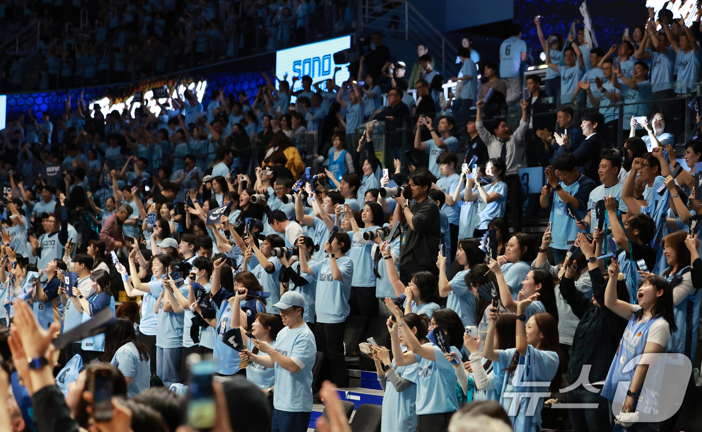 (고양=뉴스1) 이호윤 기자 = 소노 스카이거너스 팬들이 16일 경기 고양시 일산서구 고양소노아레나에서 열린 '2025~2026시즌 LG전자 프로농구 6강 플레이오프 3차전' 고양 …