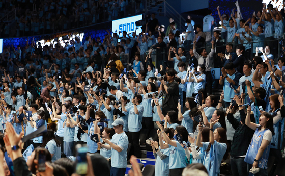 기뻐하는 소노 팬들