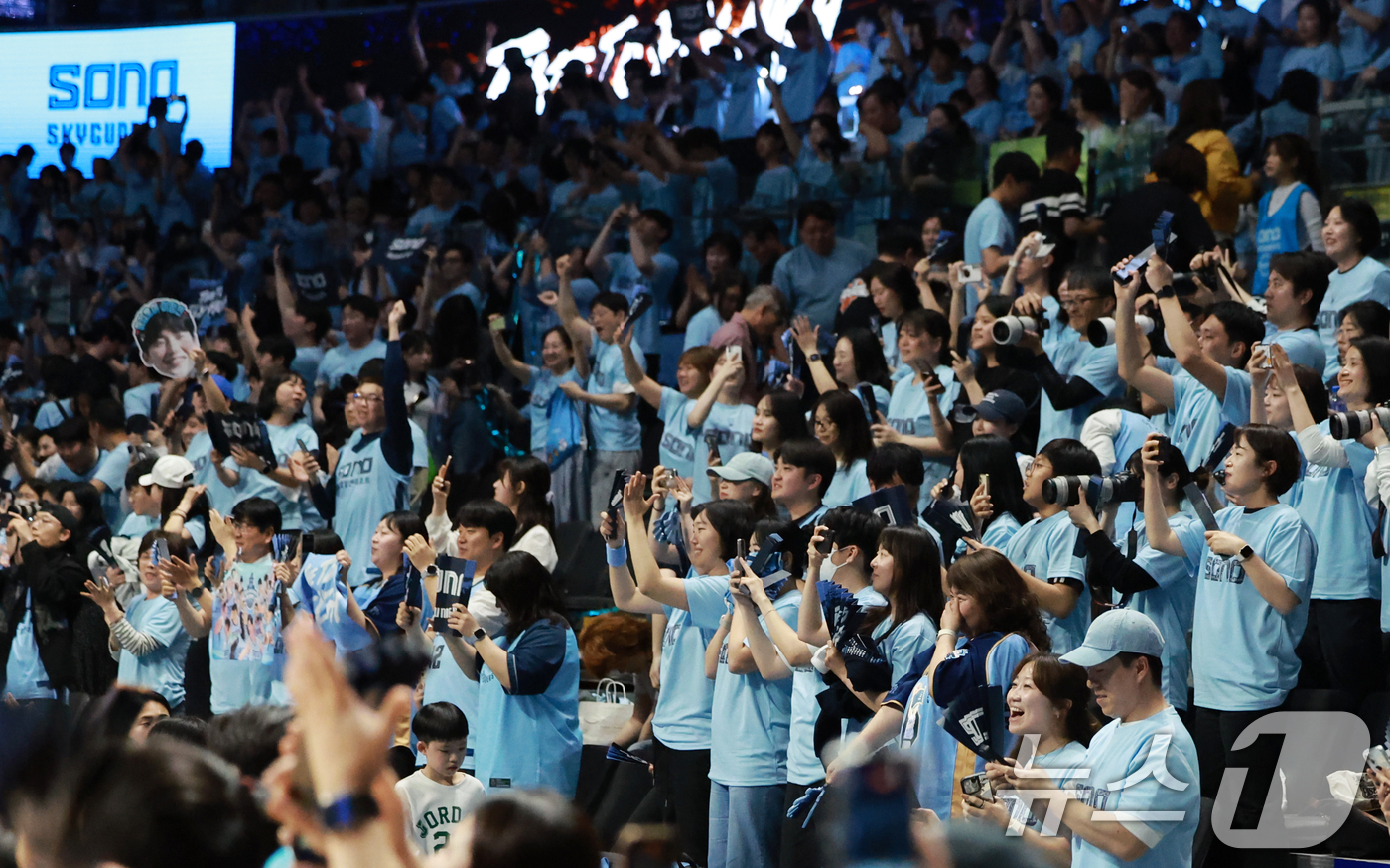 (고양=뉴스1) 이호윤 기자 = 소노 스카이거너스 팬들이 16일 경기 고양시 일산서구 고양소노아레나에서 열린 '2025~2026시즌 LG전자 프로농구 6강 플레이오프 3차전' 고양 …