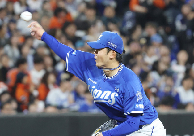 투구하는 삼성 미야지