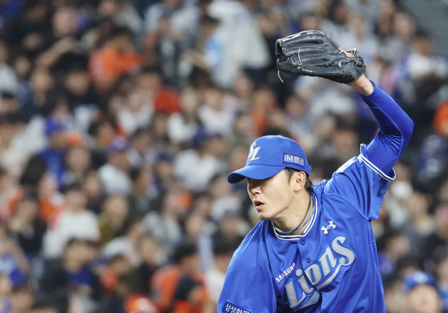 투구하는 삼성 미야지