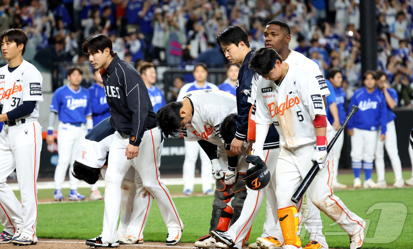 (대전=뉴스1) 김기남 기자 = 16일 대전 한화생명볼파크에서 열린 2026 신한 SOL KBO리그 삼성 라이온즈와 한화 이글스의 경기에서 한화가 패배, 6연패 하며 선수들이 인사 …