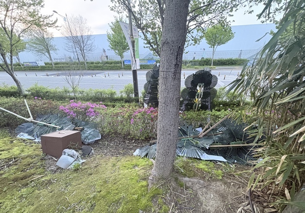 김관영 전북지사 무소속 출마 기원 화환, 훼손된 채 발견