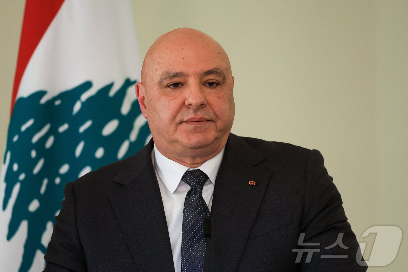 본문 이미지 - 조제프 아운 레바논 대통령이 지난 2월 16일(현지시간) 바브다 소재 대통령궁에서 열린 프랑크발터 슈타인마이어 독일 대통령과의 정상회담 뒤 공동 기자회견에 임하고 있다. 2026.02.16. ⓒ 로이터=뉴스1