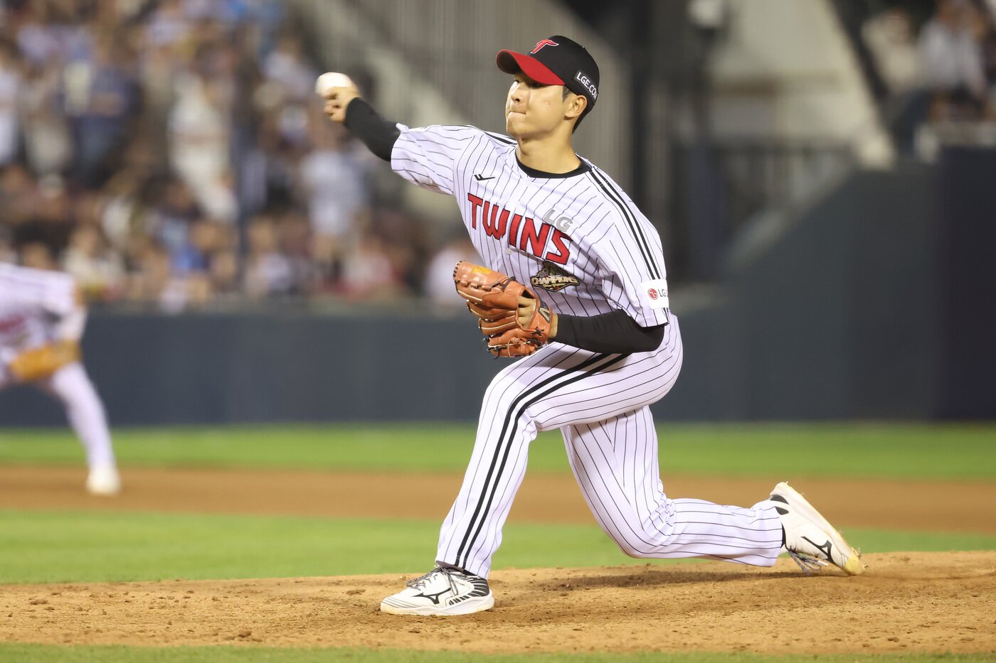 본문 이미지 - LG 트윈스 투수 우강훈이 16일 열린 KBO리그 잠실 롯데 자이언츠전에서 7회초 등판해 역투하고 있다. (LG 트윈스 제공)