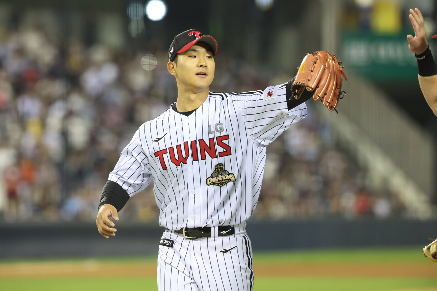 본문 이미지 - LG 트윈스 투수 우강훈이 16일 열린 KBO리그 잠실 롯데 자이언츠전에서 1이닝 2탈삼진 무실점 호투를 펼쳐 시즌 5번째 홀드를 기록했다. (LG 트윈스 제공)