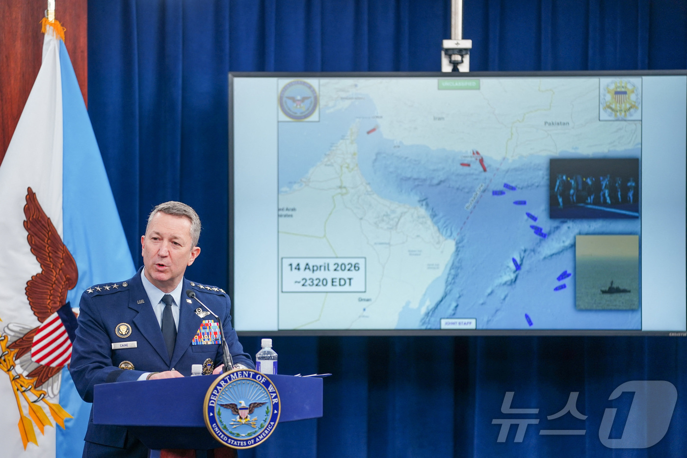 (워싱턴DC 로이터=뉴스1) 류정민 특파원 = 댄 케인 미 합참의장이 16일(현지시간) 워싱턴DC 인근 펜타곤에서 열린 대이란 군사작전 브리핑에서 호르무즈 해협 봉쇄 작전 현황에 …