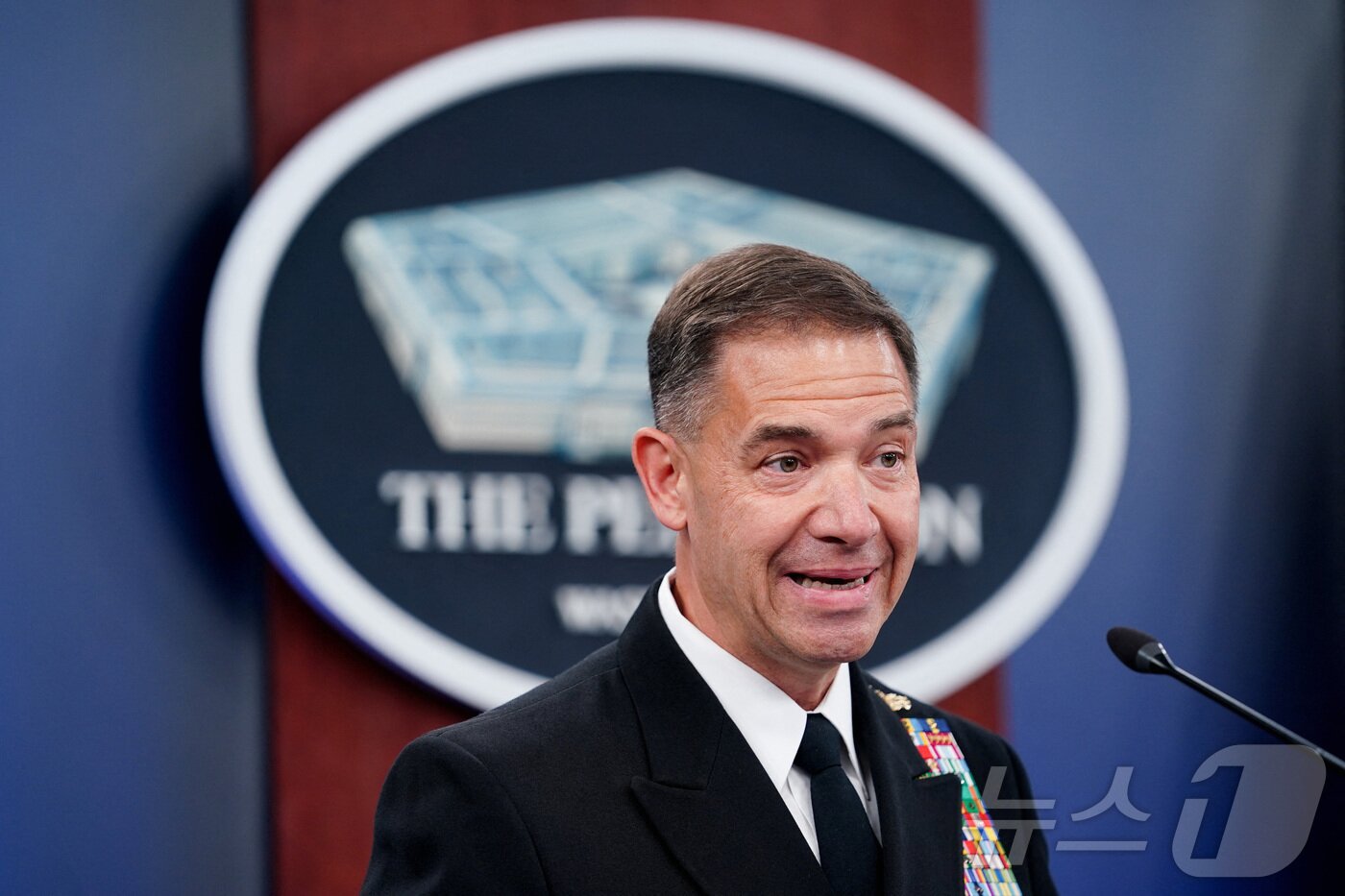 본문 이미지 - 브래드 쿠퍼 미 중부사령관이 16일(현지시간) 워싱턴DC 인근 펜타곤에서 열린 대이란 군사작전 브리핑에서 호르무즈 해협 봉쇄 작전에 참여하고 있는 미군 태세에 대해 설명하고 있다. 2026.04.16. ⓒ 로이터=뉴스1