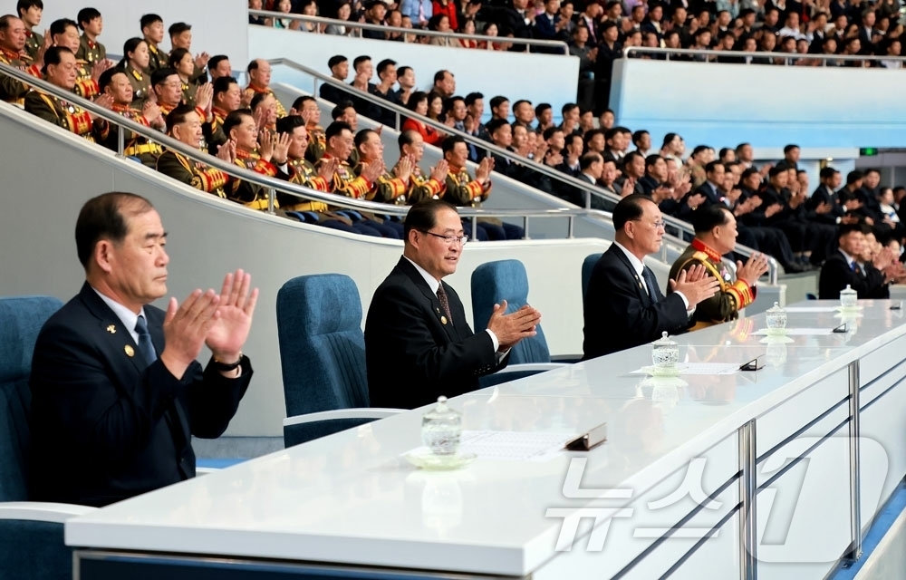 (평양 노동신문=뉴스1) = 북한 노동당 기관지 노동신문은 17일 "뜻깊은 ４월의 명절을 맞으며 4·25팀과 기관차팀사이의 남자배구경기가 16일 빙상관에서 진행됐다"고 보도했다.[ …