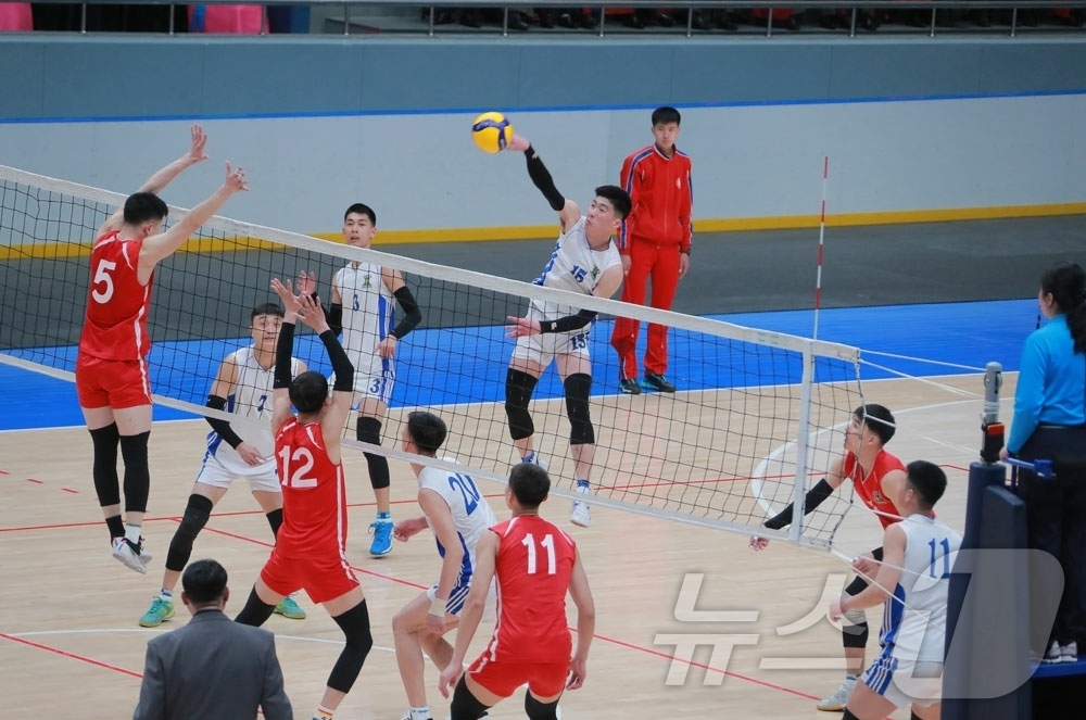 (평양 노동신문=뉴스1) = 북한 노동당 기관지 노동신문은 17일 "뜻깊은 ４월의 명절을 맞으며 4·25팀과 기관차팀사이의 남자배구경기가 16일 빙상관에서 진행됐다"고 보도했다.[ …