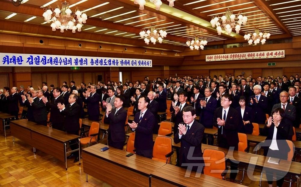 (평양 노동신문=뉴스1) = 북한 노동당 기관지 노동신문은 17일 "위대한 수령 김일성 대원수님의 탄생 114돌(주년) 경축 재일본조선인중앙대회가 조선회관에서 진행됐다"고 보도했다 …