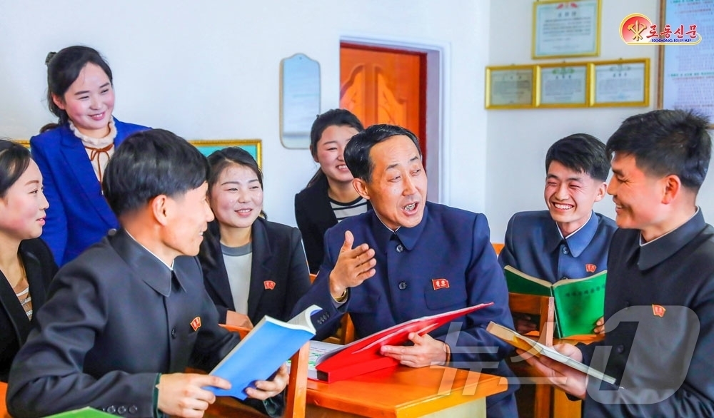 (평양 노동신문=뉴스1) = 북한 노동당 기관지 노동신문은 17일 원산구두공장 초급당비서가 청년들과 제품의 질보장 방안 등 사업계획들을 논의하고 있다고 보도했다.[국내에서만 사용가 …