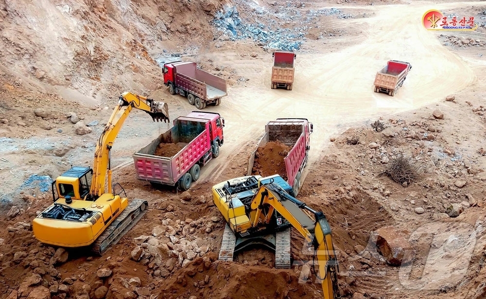 (평양 노동신문=뉴스1) = 북한 노동당 기관지 노동신문은 17일 "평안북도간석지건설종합기업소 일군(간부)들과 노동계급은 다음해까지 계획했던 일해간석지 건설을 올해중에 끝내기 위해 …