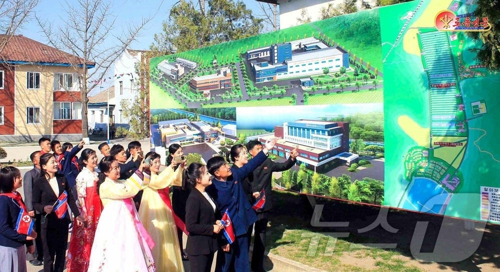 (평양 노동신문=뉴스1) = 북한 노동당 기관지 노동신문은 17일 "낙원포에 현대적인 남새온실이 들어선다"며 이에 대한 주민들의 기대감을 전했다.[국내에서만 사용가능. 재배포 금지 …