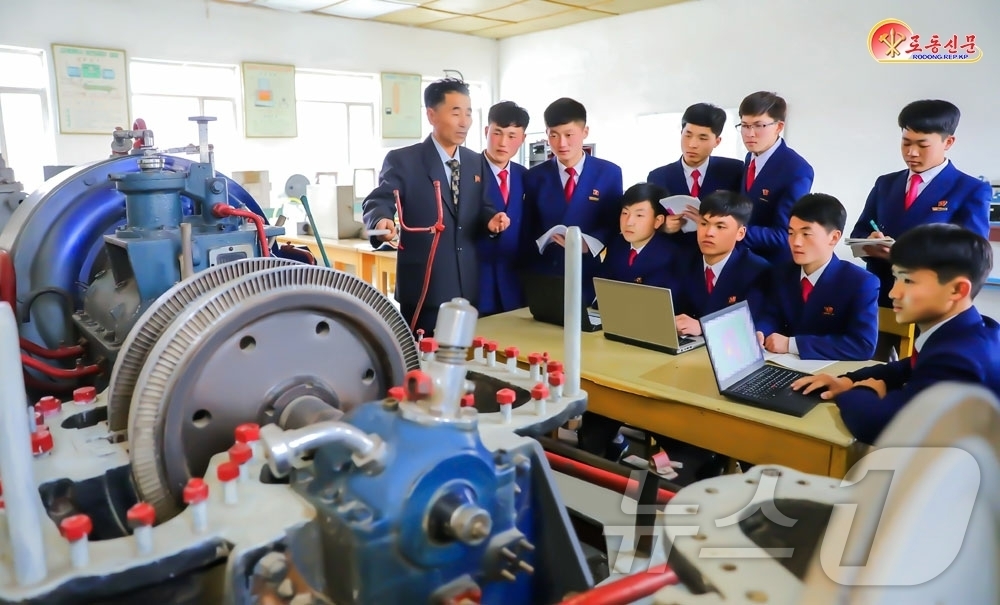 (평양 노동신문=뉴스1) = 북한 노동당 기관지 노동신문은 17일 "함흥수리동력대학에서 학생들을 실천형인재로 키우기 위한 사업에 힘을 넣고있다"고 보도했다.[국내에서만 사용가능. …