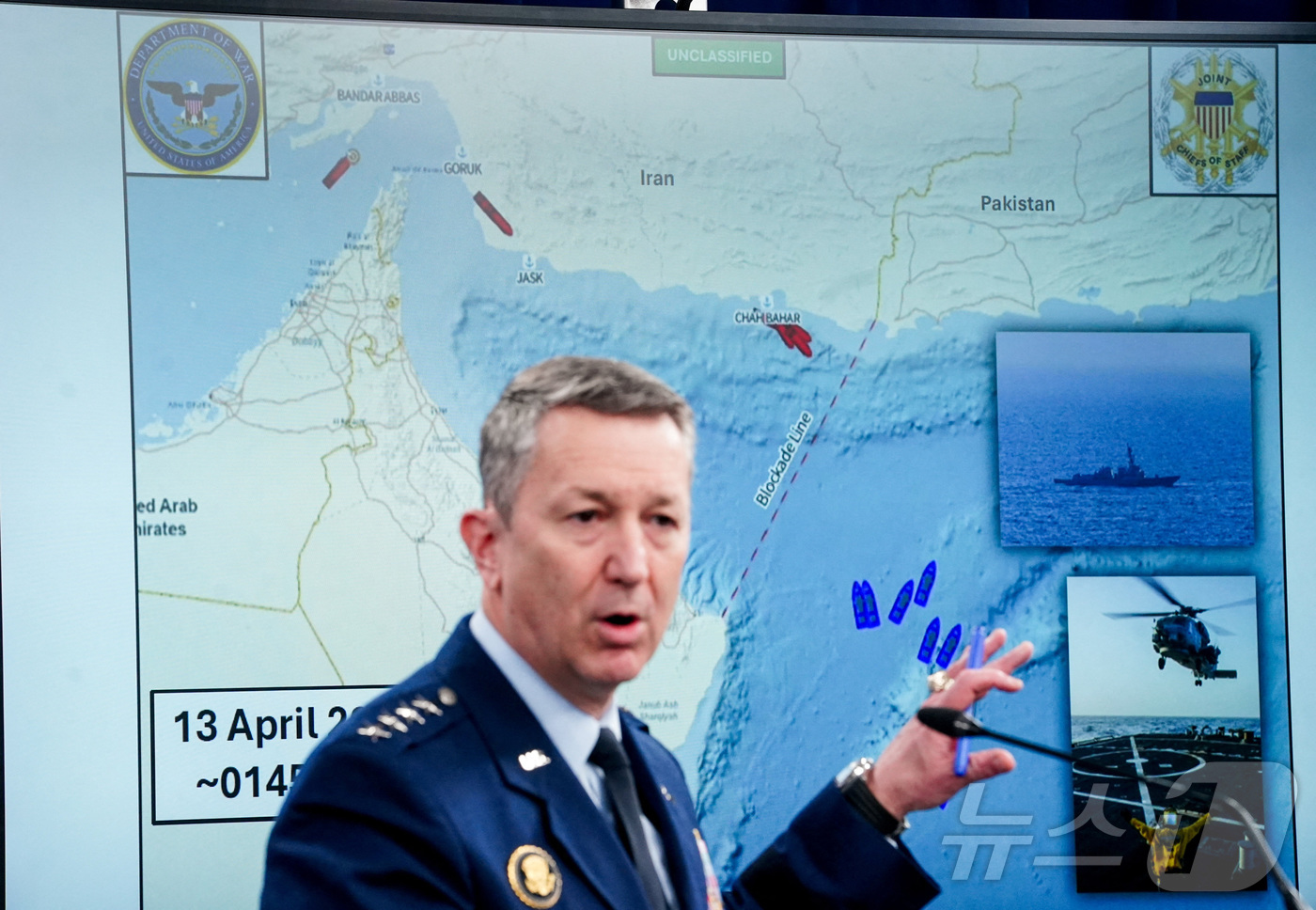 (워싱턴DC 로이터=뉴스1) 윤다정 기자 = 댄 케인 미 합참의장이 16일(현지시간) 미국 워싱턴DC 펜타곤에서 이란 전쟁 관련 브리핑을 하고 있다.케인 합참의장은 미군이 이란을 …