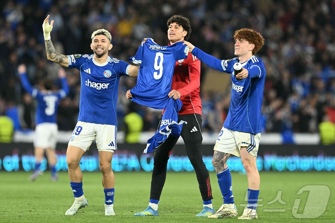 본문 이미지 - 스트라스부르 선수들이 17일(한국시간) 마인츠와의 UECL 8강 2차전에서 승리한 뒤 기뻐하고 있다. ⓒ AFP=뉴스1