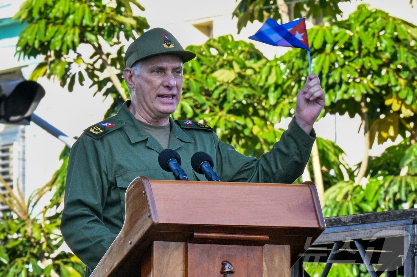 (아바나 AFP=뉴스1) 윤다정 기자 = 미겔 디아스카넬 쿠바 대통령이 16일(현지시간) 쿠바 아바나에서 열린 미국의 피그만 침공 실패 65주년 기념식에서 국기를 흔들고 있다. 2 …