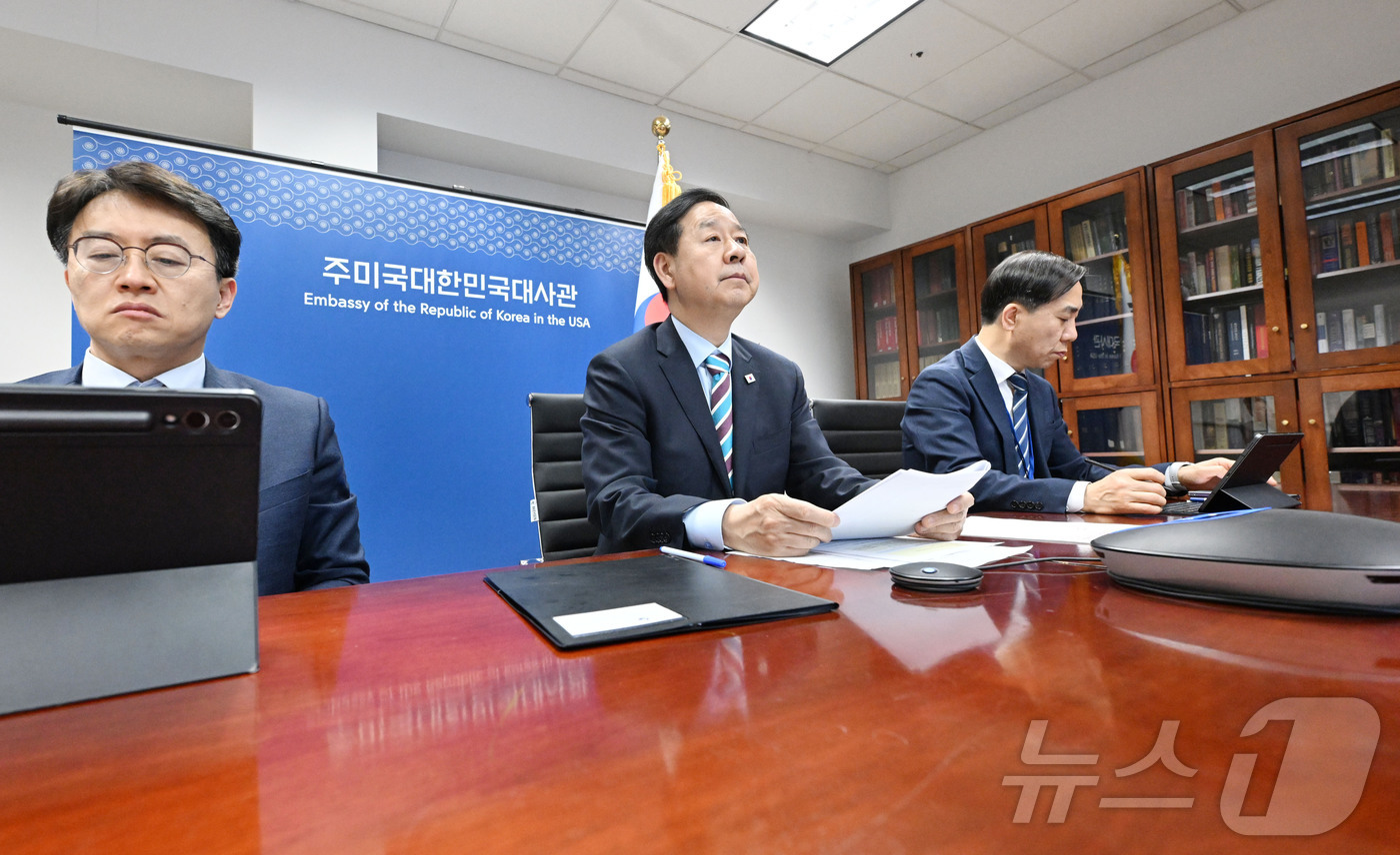 (서울=뉴스1) = 구윤철 부총리 겸 재정경제부 장관이 16일(현지시간) 미국 워싱턴D.C 주미국대한민국대사관에서 워싱턴-서울 간 영상으로 비상경제본부회의를 주재 하고 있다. (재 …