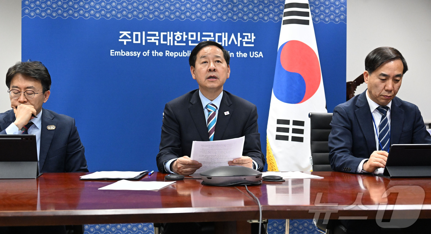(서울=뉴스1) = 구윤철 부총리 겸 재정경제부 장관이 16일(현지시간) 미국 워싱턴D.C 주미국대한민국대사관에서 워싱턴-서울 간 영상으로 비상경제본부회의를 주재 하고 있다. (재 …