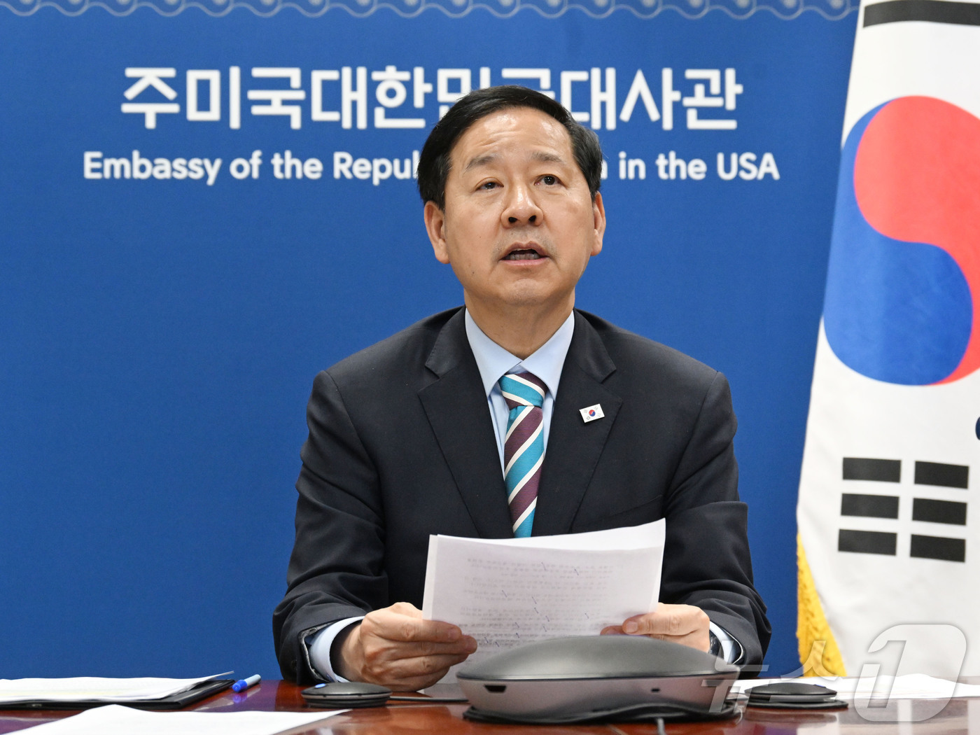 (서울=뉴스1) = 구윤철 부총리 겸 재정경제부 장관이 16일(현지시간) 미국 워싱턴D.C 주미국대한민국대사관에서 워싱턴-서울 간 영상으로 비상경제본부회의를 주재 하고 있다. (재 …