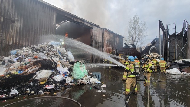 대구 달성군 폐기물공장 화재 8시간40분 만에 진화(종합)