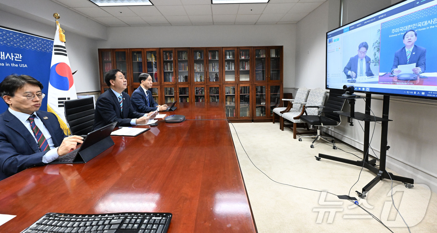 (서울=뉴스1) = 구윤철 부총리 겸 재정경제부 장관이 16일(현지시간) 미국 워싱턴D.C 주미국대한민국대사관에서 워싱턴-서울 간 영상으로 비상경제본부회의를 주재 하고 있다. (재 …