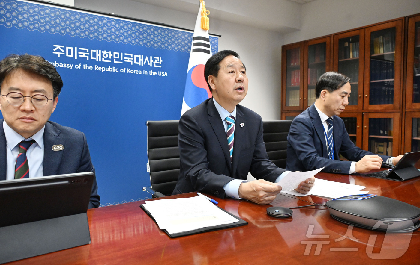 (서울=뉴스1) = 구윤철 부총리 겸 재정경제부 장관이 16일(현지시간) 미국 워싱턴D.C 주미국대한민국대사관에서 워싱턴-서울 간 영상으로 비상경제본부회의를 주재 하고 있다. (재 …