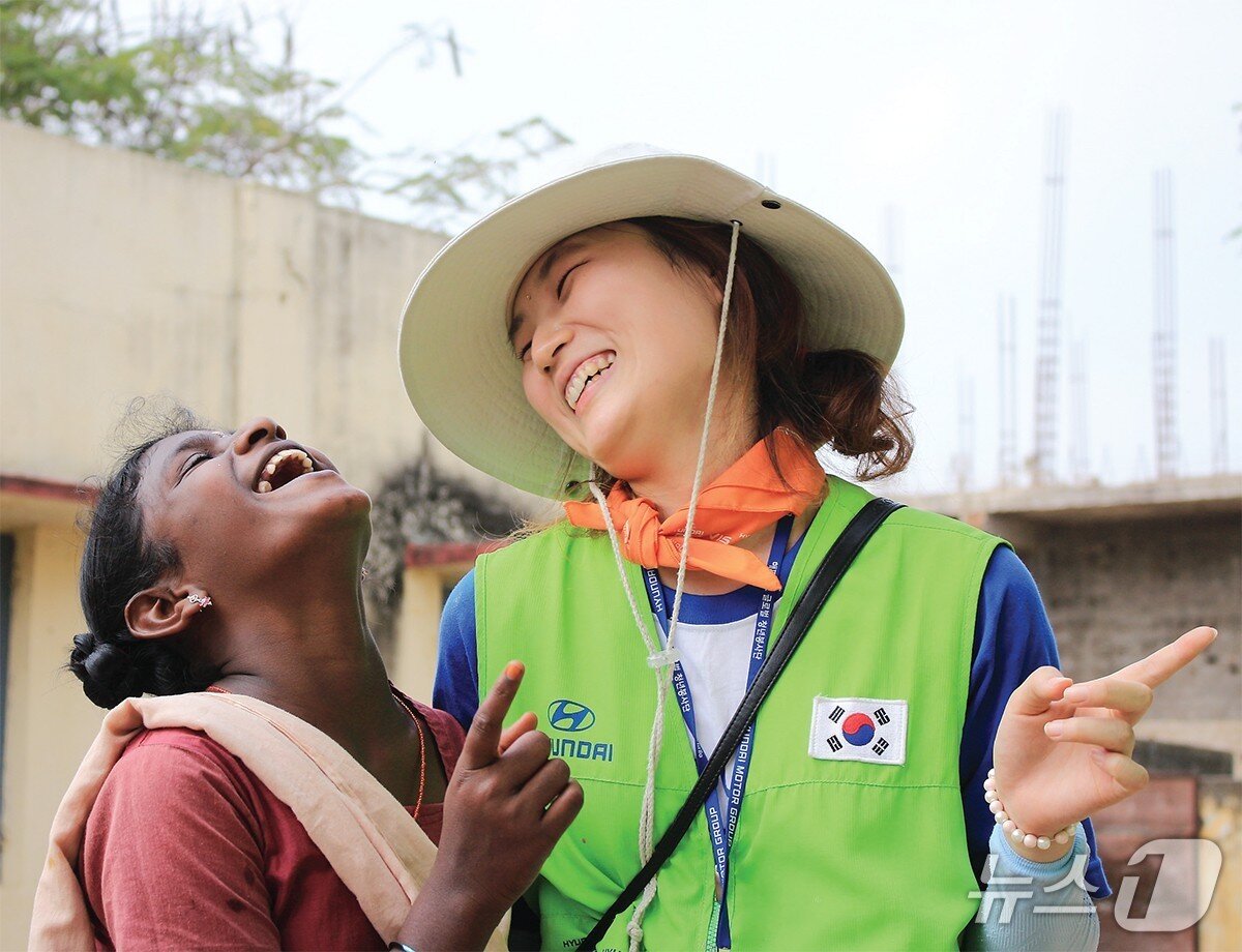 본문 이미지 - 해피무브 봉사단에 참여한 자원봉사자가 현지 여성과 대화를 나누며 환하게 웃고 있다(현대차그룹 제공)