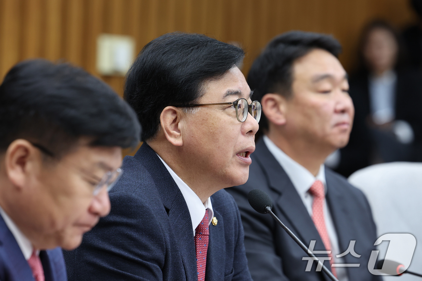 (서울=뉴스1) 신웅수 기자 = 송언석 국민의힘 원내대표가 17일 서울 여의도 국회에서 열린 원내대책회의에서 발언하고 있다. 2026.4.17/뉴스1
