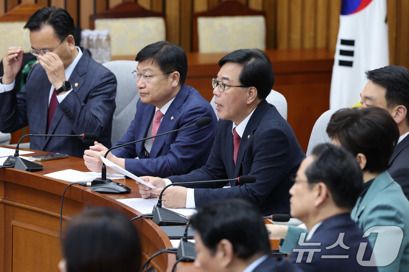 (서울=뉴스1) 신웅수 기자 = 송언석 국민의힘 원내대표가 17일 서울 여의도 국회에서 열린 원내대책회의에서 발언하고 있다. 2026.4.17/뉴스1