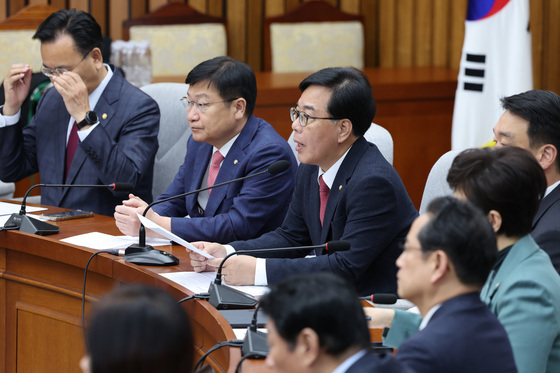 원내대책회의 발언하는 송언석 원내대표