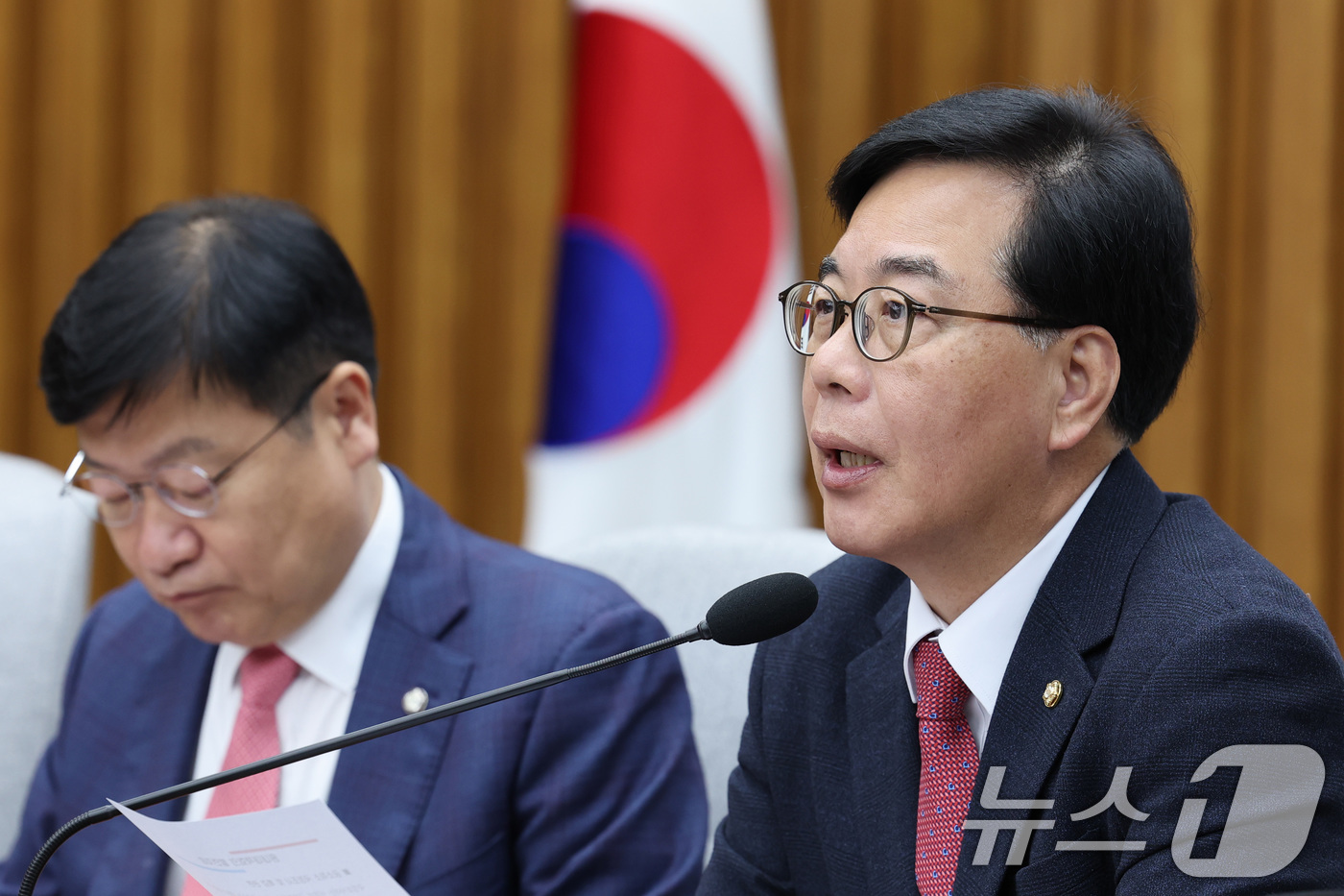 (서울=뉴스1) 신웅수 기자 = 송언석 국민의힘 원내대표가 17일 서울 여의도 국회에서 열린 원내대책회의에서 발언하고 있다. 2026.4.17/뉴스1