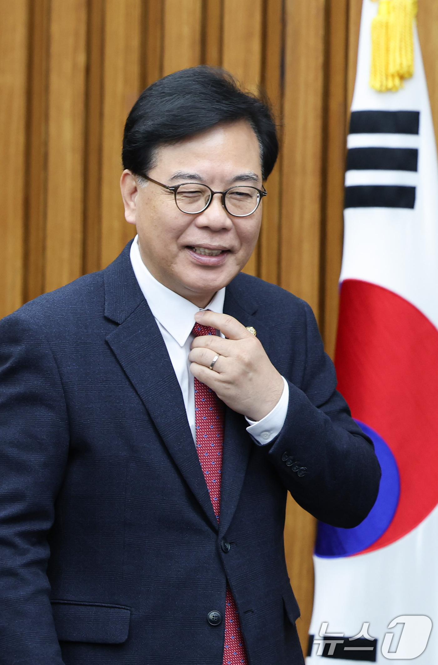 (서울=뉴스1) 신웅수 기자 = 송언석 국민의힘 원내대표가 17일 서울 여의도 국회에서 열린 원내대책회의에 참석하고 있다. 2026.4.17/뉴스1