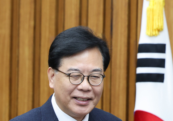 넥타이 고쳐매는 송언석