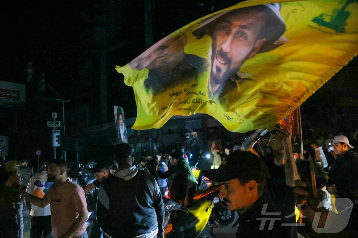 (베이루트 AFP=뉴스1) 김경민 기자 = 헤즈볼라 지지자들이 17일(현지시간) 레바논 베이루트 남부 교외에서 이스라엘과의 휴전 발효를 축하하고 있다. 2026.4.17ⓒ AFP= …