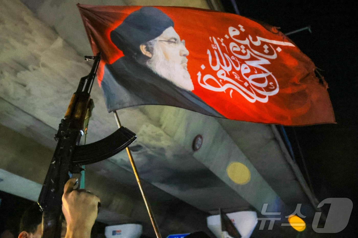 (베이루트 AFP=뉴스1) 김경민 기자 = 헤즈볼라 지지자가 17일(현지시간) 레바논 베이루트 남부 교외에서 이스라엘과 레바논간 휴전이 발효되자 기관총을 들고 축하하고 있다. 20 …