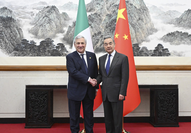 中왕이 "이란전쟁 일어나지 말았어야…호르무즈 항행 심각 영향"